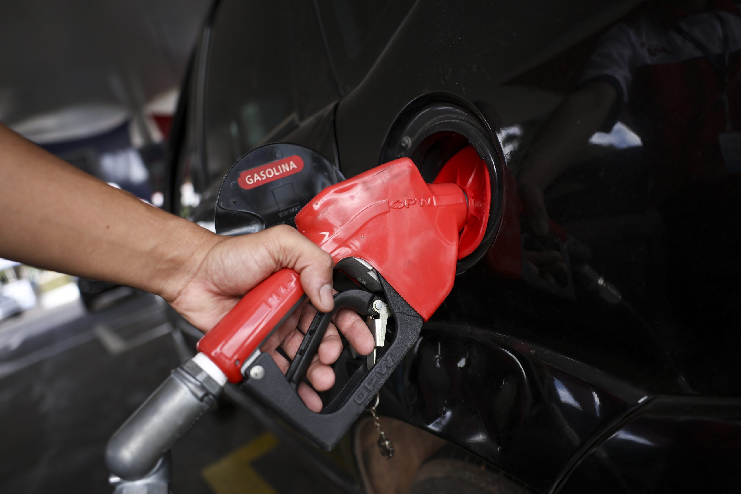 Gasolina com 32% de etanol começa a valer neste sábado: o que muda para seu carro e para o bolso