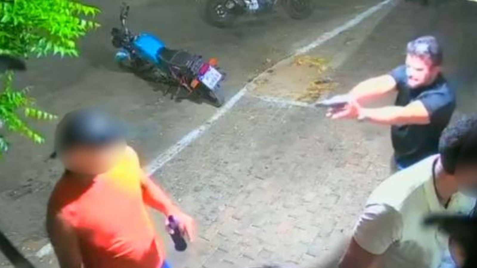 Vídeo mostra policial civil atirando na cabeça de homem em Barbalha; agente é preso por tentativa de homicídio
