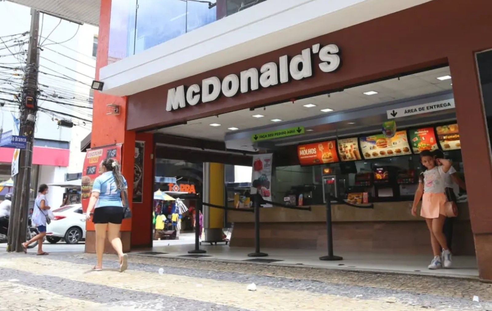 McDonald’s abre 50 vagas de atendente em Fortaleza sem exigir experiência; confira benefícios e como se inscrever