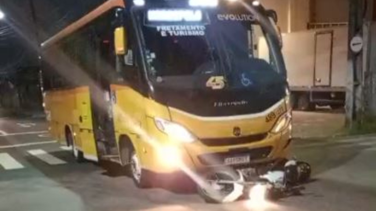 PM de 54 anos morre em colisão com micro-ônibus em Fortaleza; motorista afirma que moto avançou sinal vermelho