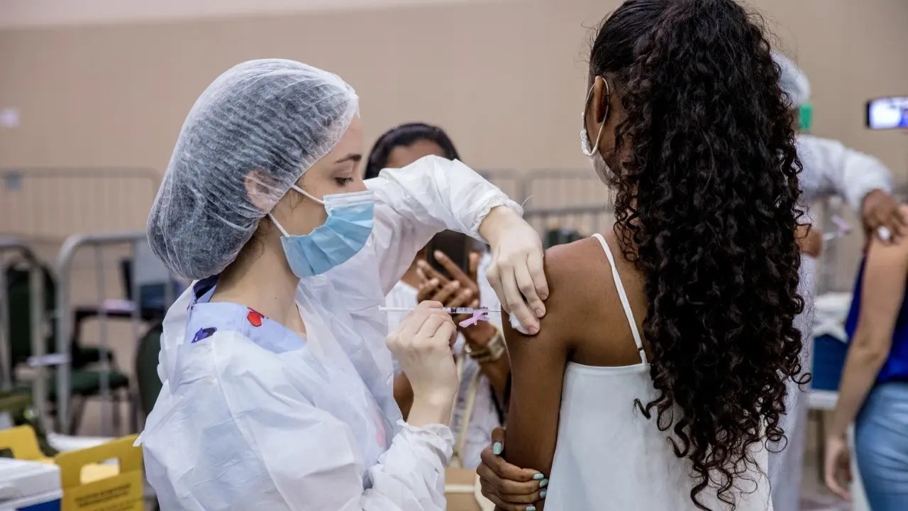 Dia D em Fortaleza: multivacinacao, campanha antirrabica e mutirao de saude bucal movimentam 264 unidades neste sabado (22)