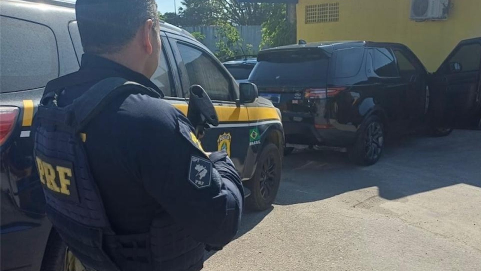 Foragido por tráfico é preso com CNH falsa e escolta em comboio na BR-116, na Grande Fortaleza