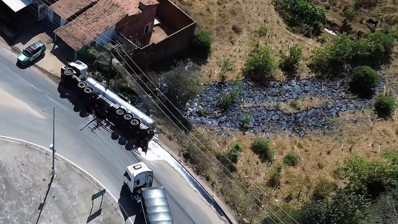 Caminhão tomba na BR-222, espalha piche e provoca isolamento de área no Ceará