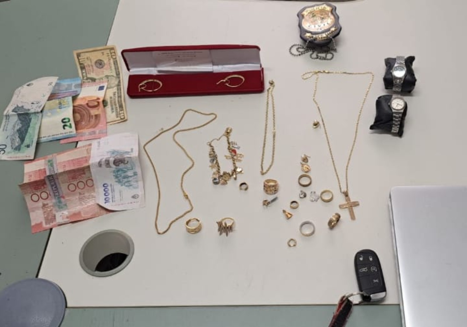 Joias de R$ 100 mil e moedas estrangeiras furtadas em Fortaleza são achadas em hotel a 400 km; suspeito é identificado