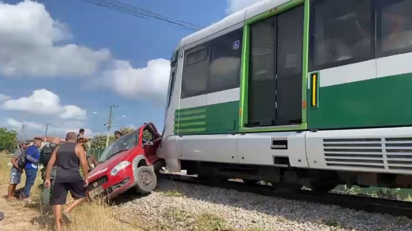 Morre motorista de caminhonete atingida por VLT em Fortaleza; polícia investiga colisão