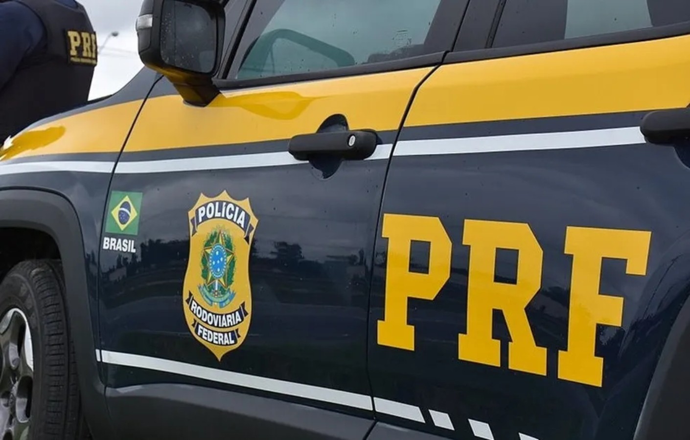 Homem embriagado furta viatura da PRF na BR-116 em Itaitinga; preso minutos depois, PRF desmente boatos