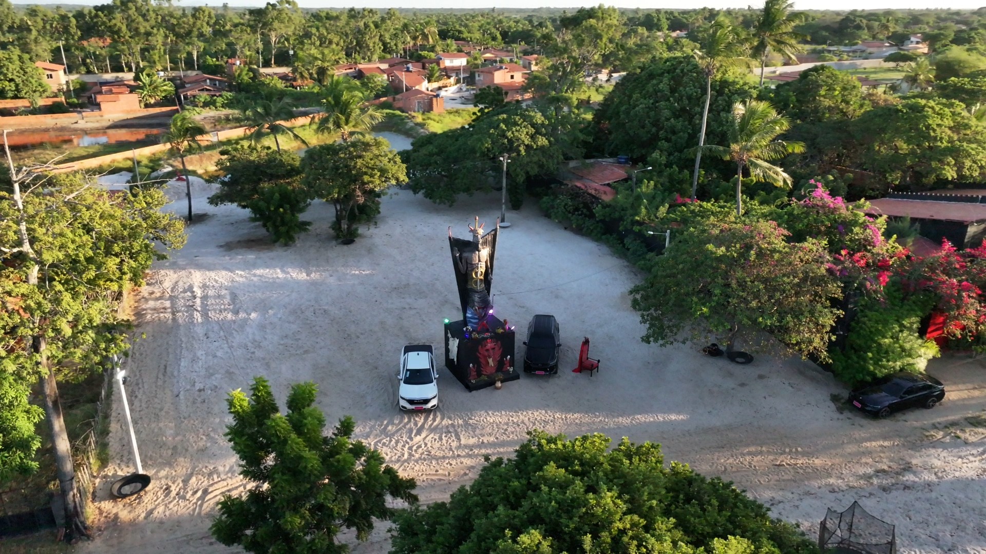 Estátua de 11 metros em homenagem ao Diabo custou R$ 100 mil para feiticeira: ‘A verba foi toda tirada do meu bolso’