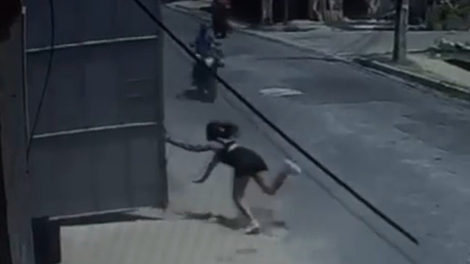 Rajada de vento derruba jovem ao abrir portão; vídeo viraliza e ela nega montagem por IA no Ceará