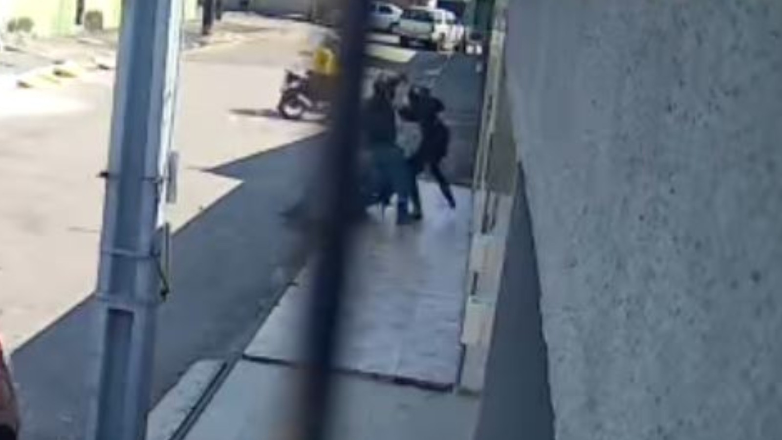 Celular perdido e rastreador de moto levam à prisão de dupla que assaltou entregador em Fortaleza