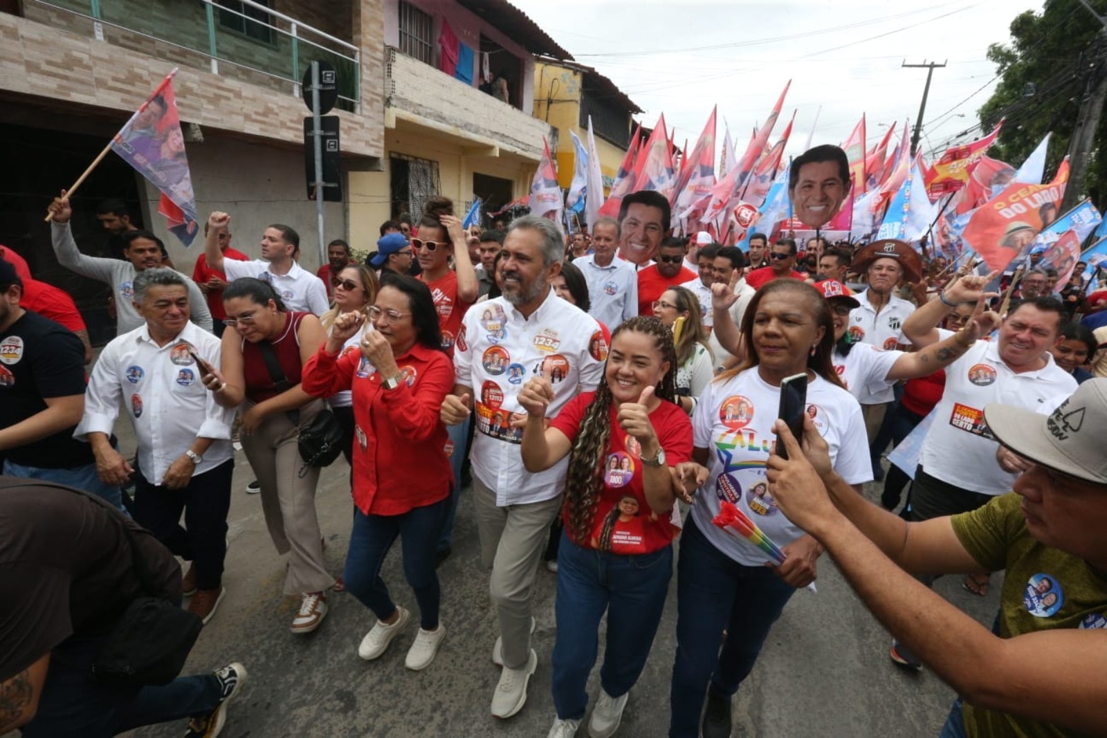 Afônico, Elmano de Freitas participa de caminhada de 700 metros no Aracapé e agenda carreata e motociata no interior