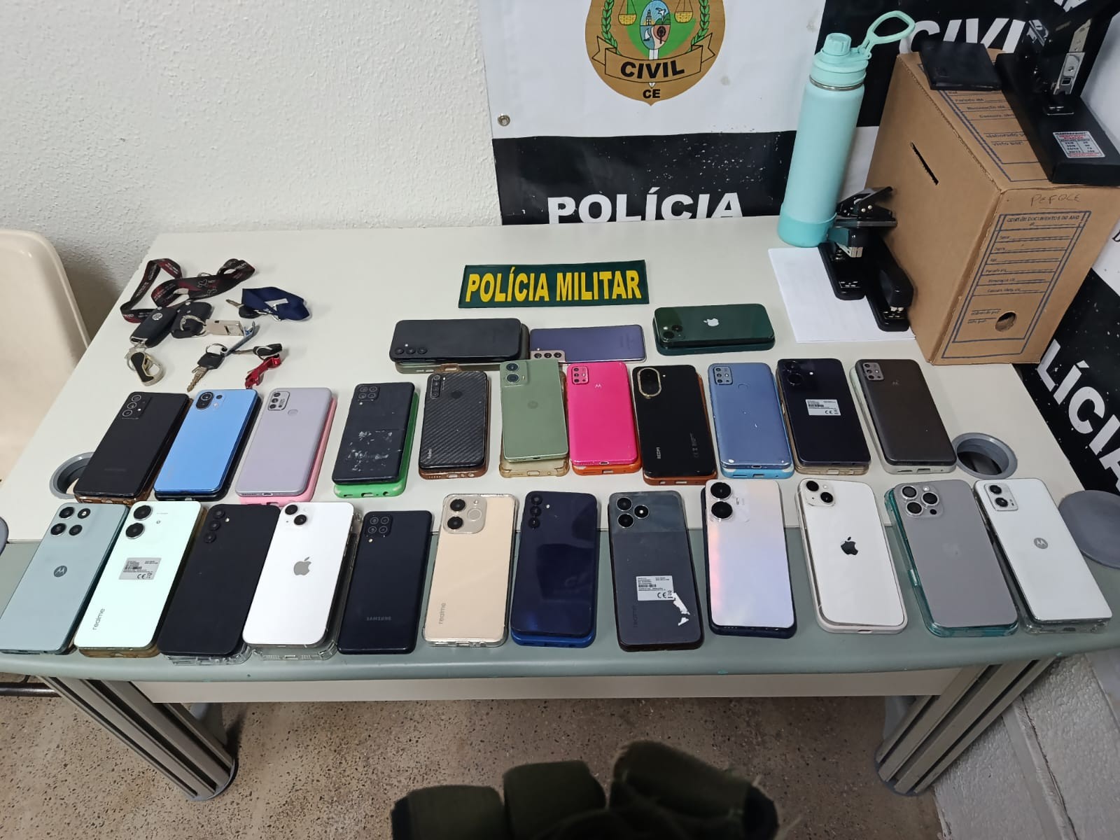 Suspeita de fraude em preços de app de corrida no Cumbuco leva 9 à delegacia; 26 celulares apreendidos
