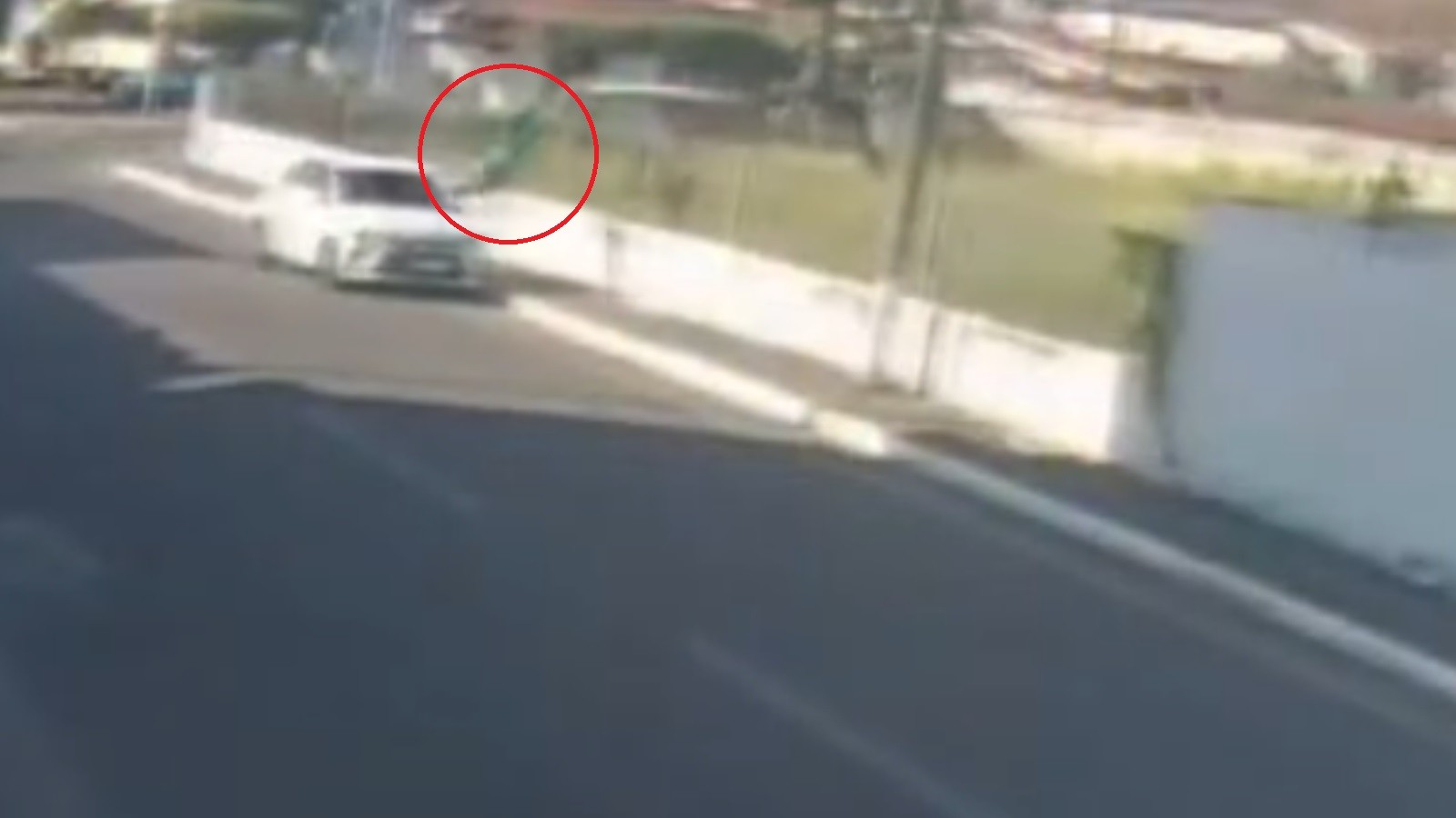 Vídeo flagra trabalhador da limpeza arremessado por carro em Itapipoca; Polícia Civil investiga