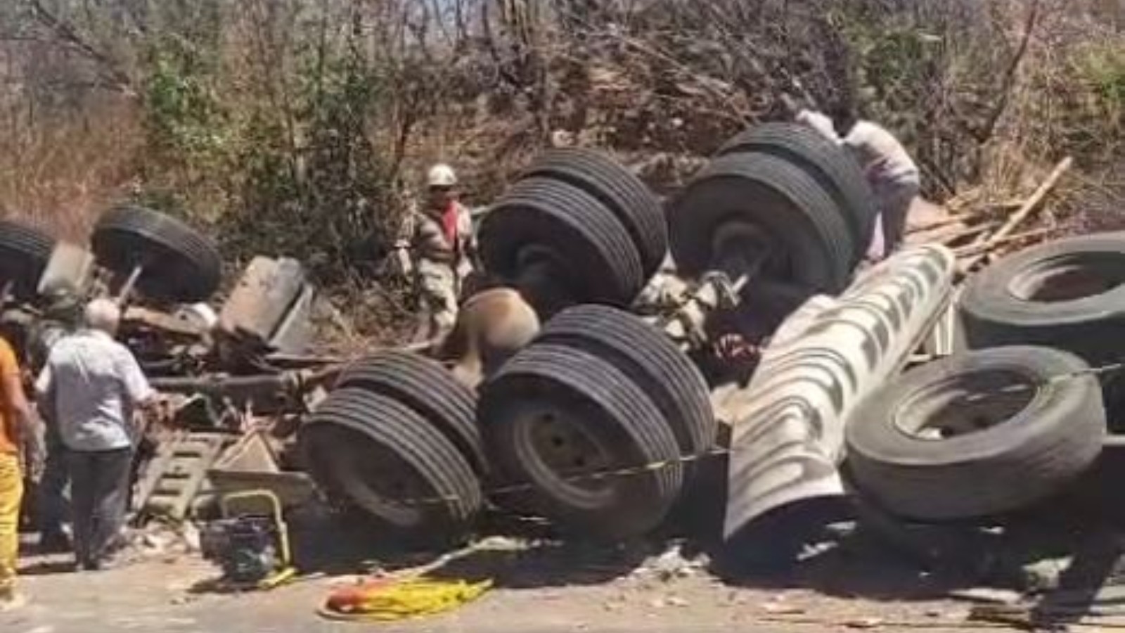 Caminhão com telhas tomba na CE-265, cabine se desprende e três morrem no Ceará