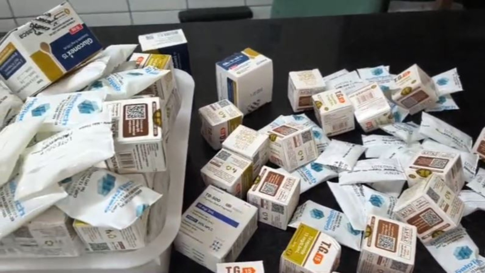 Operação em Fortaleza expõe delivery de anabolizantes: casal preso e mais de 300 frascos apreendidos