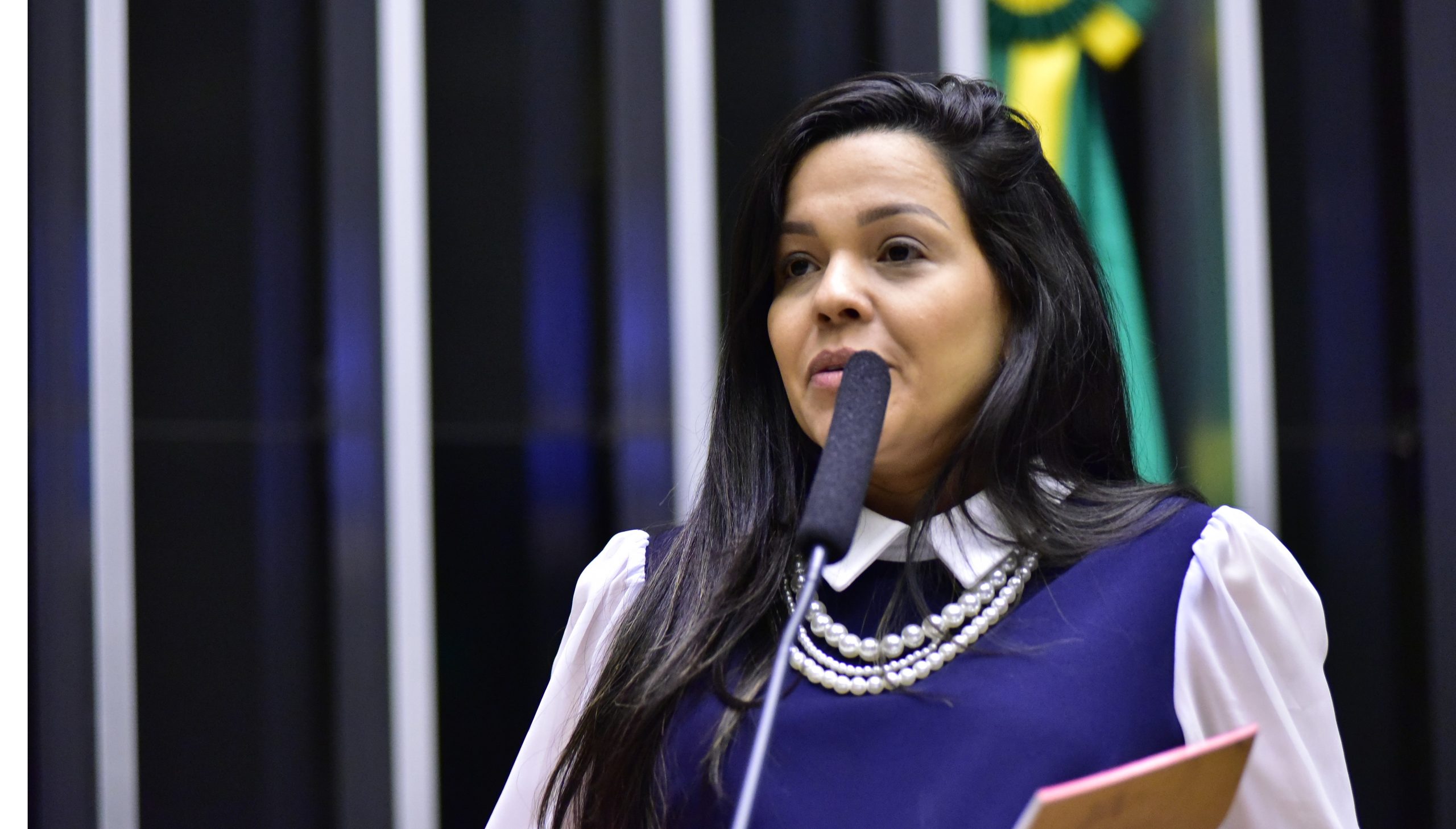 Após decisão do TSE e recontagem no CE, Priscila Costa deixa vereança e assume mandato federal