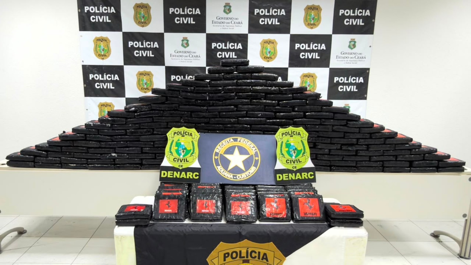 Operação conjunta encontra 264 kg de maconha em potes de açaí no Jangurussu; mulher de 40 anos é detida