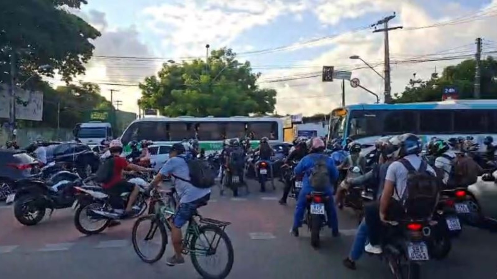 Semáforos apagados travam cruzamentos no Mondubim, em Fortaleza; vídeos registram congestionamentos