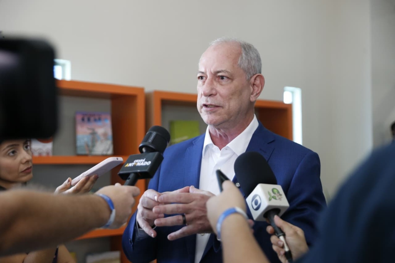 Ciro promete equiparar direitos de professores temporários e limitar novas contratações a concursos