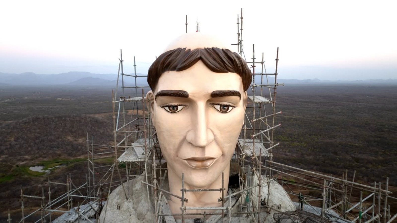 Quase 40 anos depois, cabeça de Santo Antônio tem pintura finalizada e estátua avança no Ceará