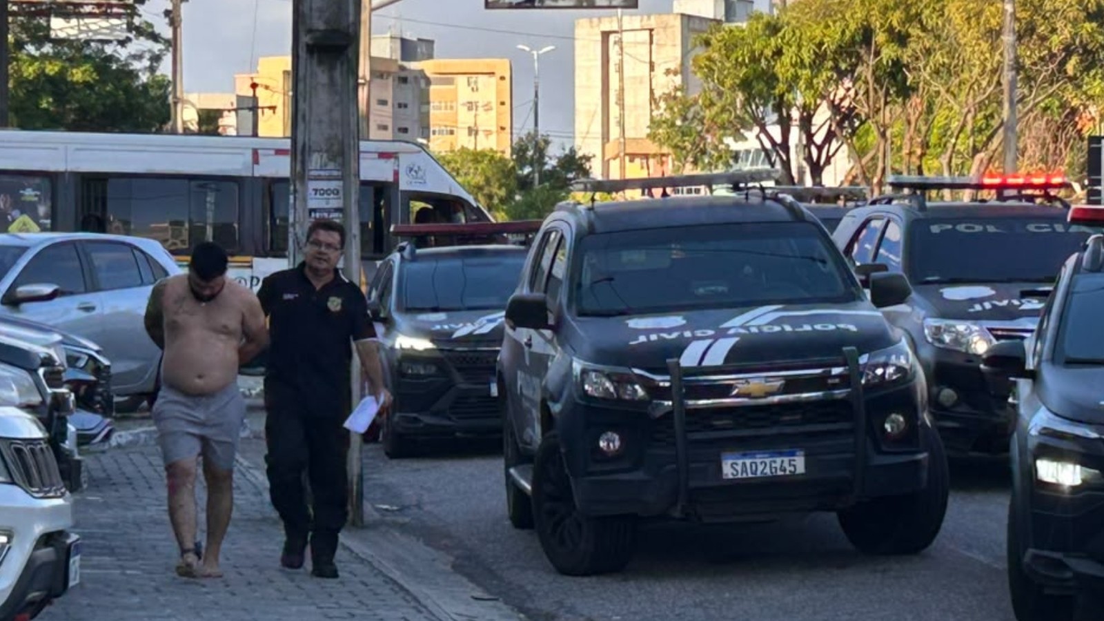 Operação no Ceará cumpre 100 mandados contra suspeitos ligados ao Comando Vermelho e bloqueia R$ 73 milhões