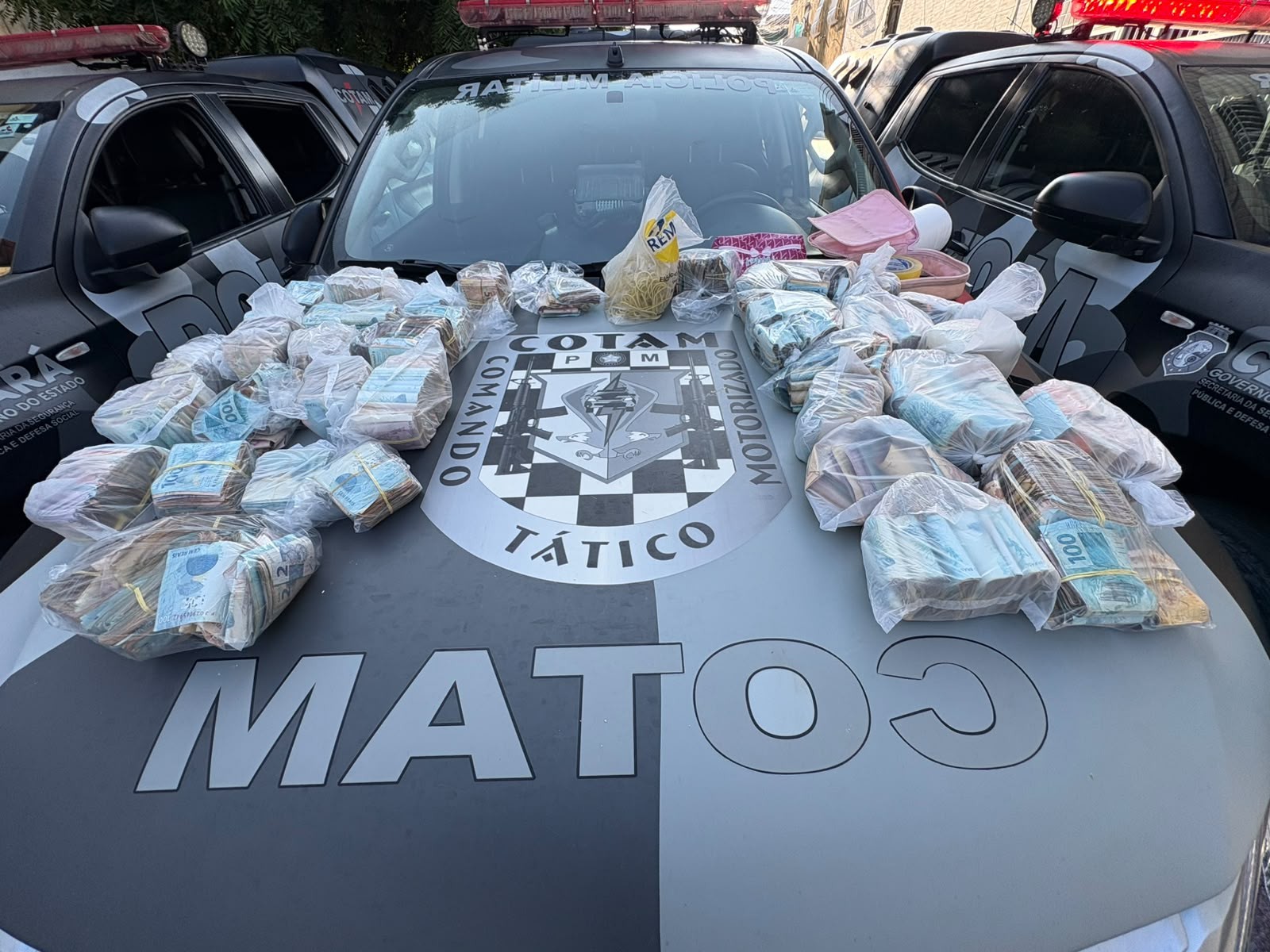 Fuzil, 11 armas e mais de R$ 330 mil em espécie: PM apreende arsenal em casa na Barra do Ceará; mulher é presa