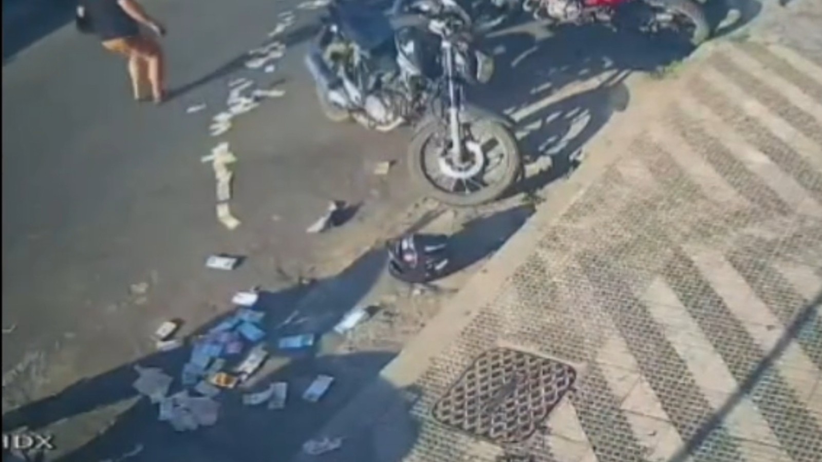 Câmeras flagram assalto na saída de lotérica em São Benedito; cédulas ficam espalhadas após fuga