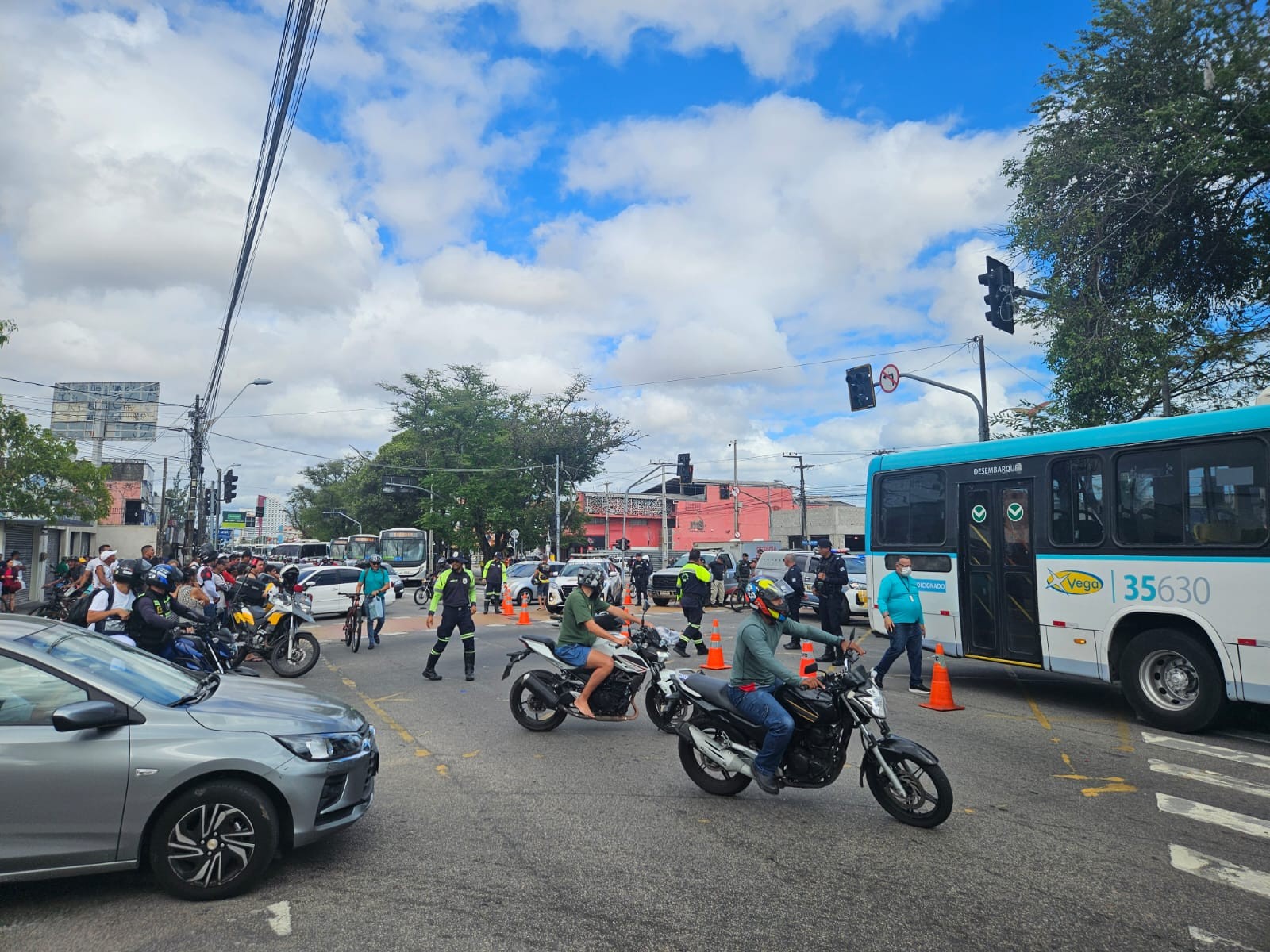 Acidente entre motocicleta, caminhão e ônibus deixa duas pessoas mortas em avenida de Fortaleza