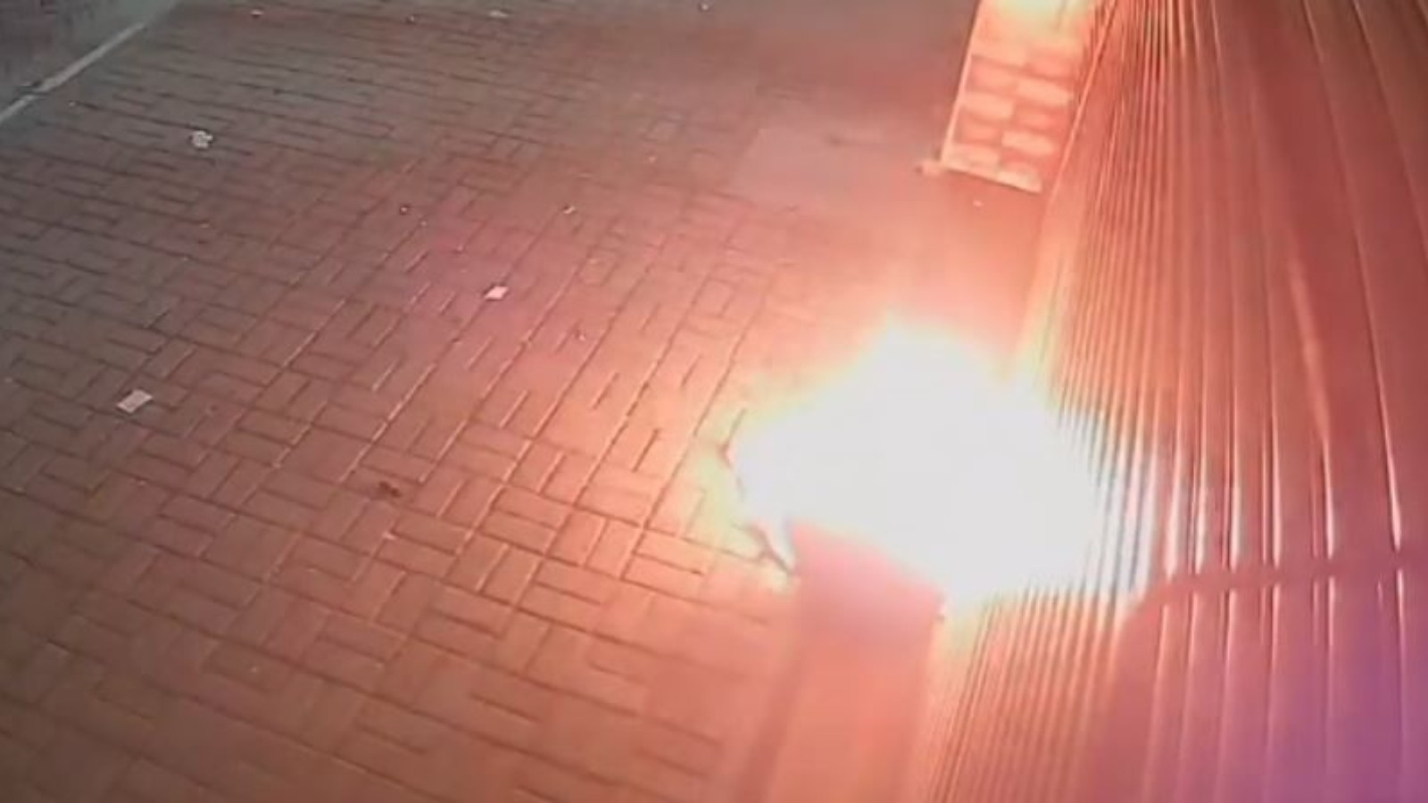 Vídeo flagra ataque com coquetéis molotov a loja de umbanda no Centro de Fortaleza; três comércios são alvo na madrugada