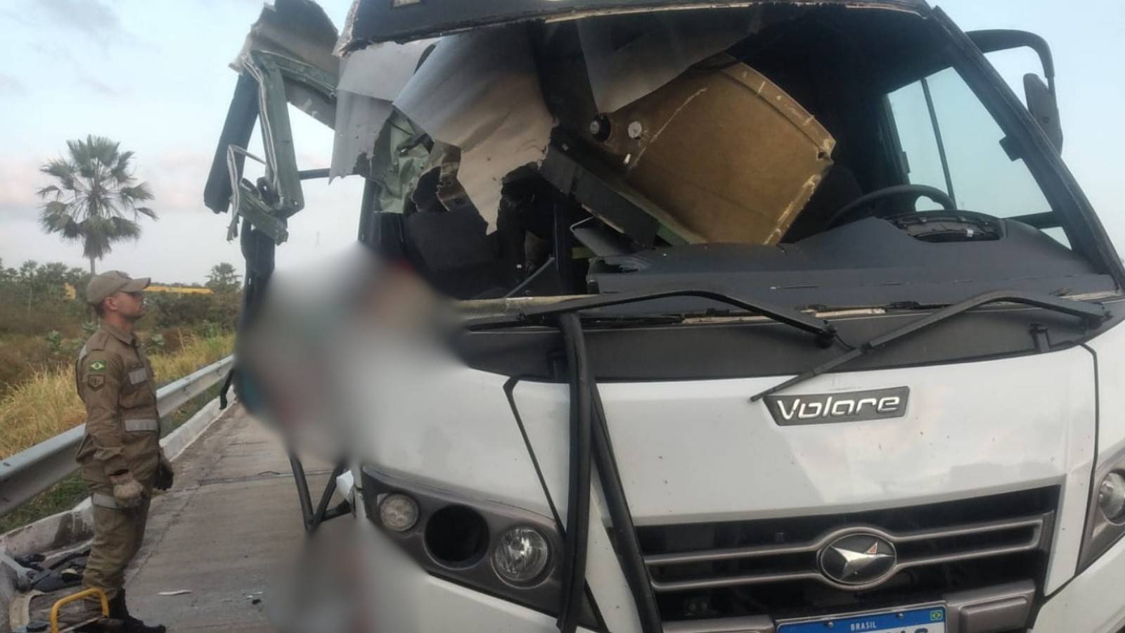 Colisão na BR-22 entre micro-ônibus que levava pacientes e caminhão mata idoso ao amanhecer em Caucaia