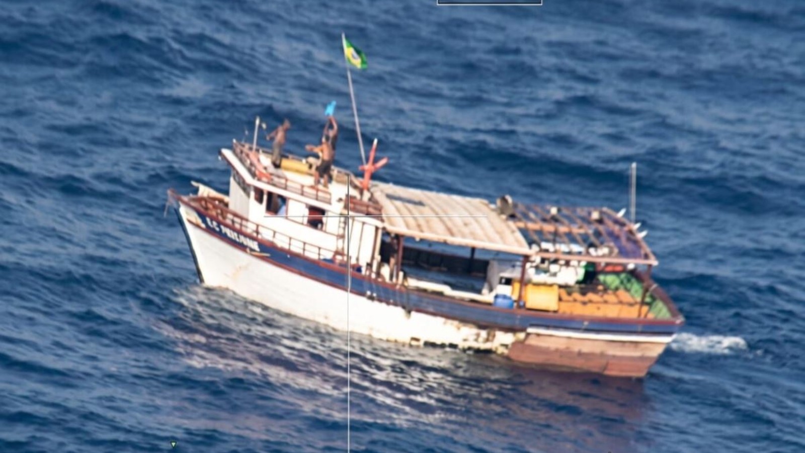 Barco com 6 pescadores é localizado pela FAB a 480 km de Fortaleza após uma semana sem contato