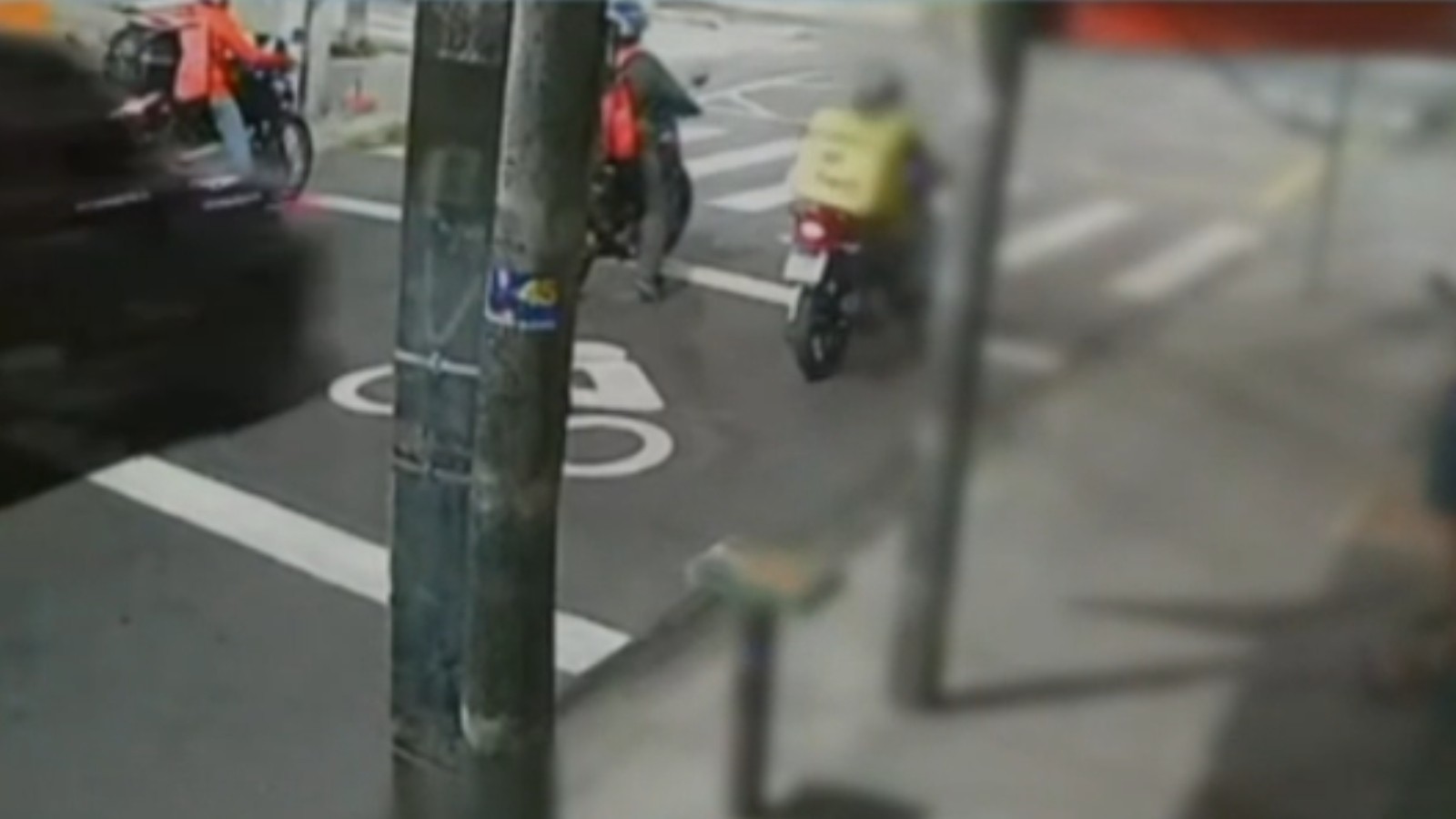 Motorista é preso após atropelar motociclista parado no sinal e fugir em Fortaleza